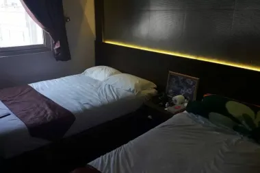 هتل آپارتمان مهر مشهد - اتاق ۳ تخته (۱ تخت ۲ نفره و ۱ تخت ۱ نفره)    