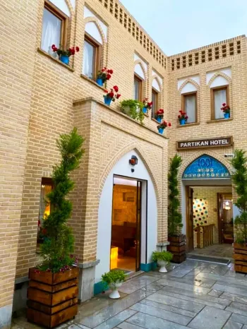 ورودی هتل آپارتمان پارتیکان اصفهان