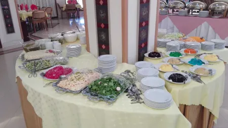 رستوران هتل بزرگ میثاق ملل مشهد - میز سالاد و دسر