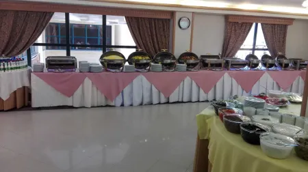 رستوران هتل بزرگ میثاق ملل مشهد - میز سلف سرویس