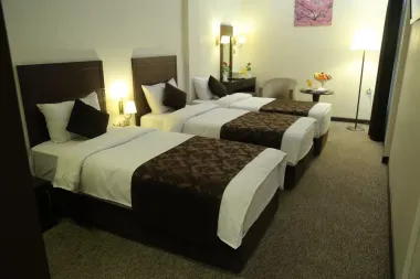 هتل جواهر شرق مشهد - اتاق ۳ تخته (۳ تخت ۱ نفره)    