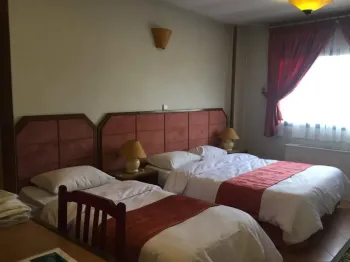 هتل خانه سبز مشهد - اتاق ۳ تخته (۱ تخت ۲ نفره و ۱ تخت ۱ نفره)    
