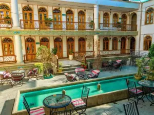 هتل خانه کشیش اصفهان - کافی شاپ بیرونی