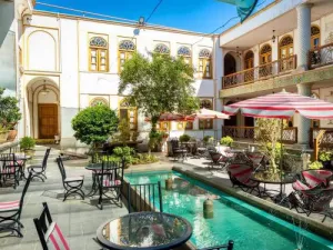 هتل خانه کشیش اصفهان - کافی شاپ بیرونی