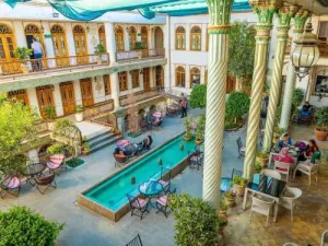 هتل خانه کشیش اصفهان - کافی شاپ بیرونی