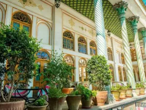 هتل خانه کشیش اصفهان - کافی شاپ بیرونی