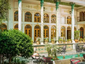 هتل خانه کشیش اصفهان - کافی شاپ بیرونی