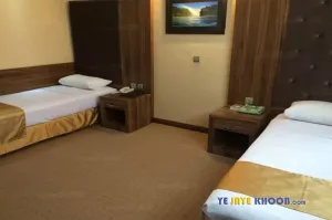 هتل خورشید تابان مشهد - اتاق ۲ تخته (۲ تخت ۱ نفره)