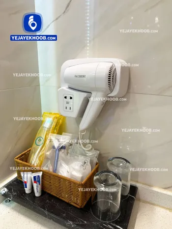 هتل خورشید هشتم کوثر مشهد - سشوار و پک های بهداشتی