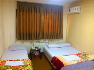 هتل دانش تهران - اتاق 3 تخته (1 تخت 2 نفره و 1 تخت 1 نفره)