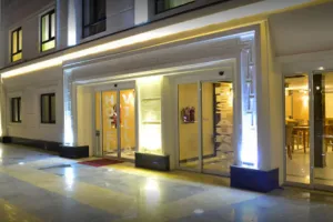 ورودی هتل ستاره ویلا تهران