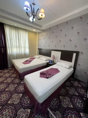 هتل سراج مشهد - اتاق ۳ تخته ( یک تخت دبل + یک تخت سینگل )