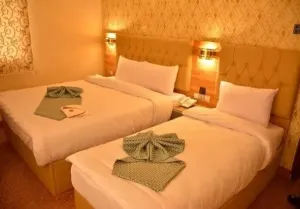 هتل سیمرغ مشهد - اتاق ۳ تخته (۱ تخت ۲ نفره و ۱ تخت ۱ نفره)    