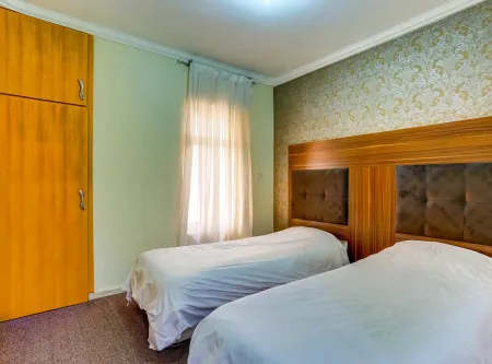 هتل شمس قشم - اتاق 3 تخته (1 تخت 2 نفره 1 تخت 1 نفره)