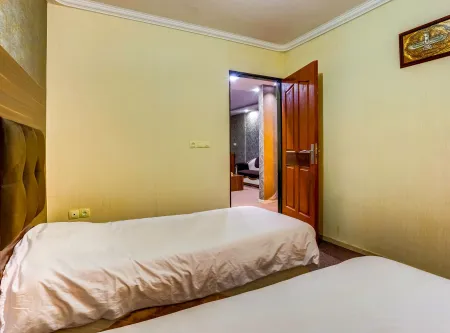 هتل شمس قشم - اتاق 3 تخته (1 تخت 2 نفره 1 تخت 1 نفره)