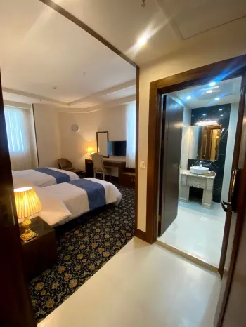 هتل شکوه شارستان مشهد -  اتاق ۳ تخته (۱ تخت ۲ نفره و ۱ تخت ۱ نفره) 