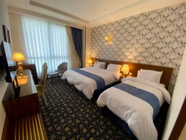 هتل شکوه شارستان مشهد -  اتاق ۳ تخته (۱ تخت ۲ نفره و ۱ تخت ۱ نفره) 