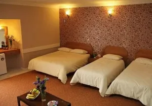 هتل صدر مشهد - اتاق 4 تخته (1 تخت 2 نفره و 2 تخت 1 نفره)