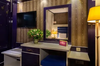 هتل عالی قاپو اصفهان - میز آرایش و تلویزیون