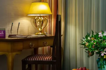 هتل عالی قاپو اصفهان - میز کار