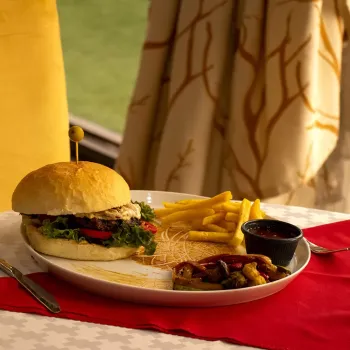 رستوران هتل فرهنگ و هنر مشهد همراه با منوی انتخابی (همبرگر و سیب زمینی سرخ کرده)