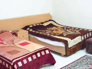 هتل معراج مشهد - اتاق ۳ تخته (۱ تخت ۲ نفره و ۱ تخت ۱ نفره)    