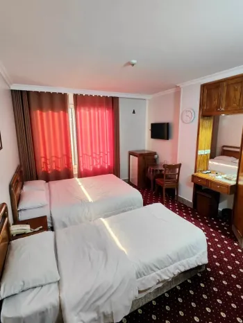 هتل ملل اصفهان - اتاق 3 تخته (1 تخت 2 نفره و 1 تخت 1 نفره)