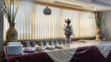 رستوران هتل ملل اصفهان - میز سلف سرویس