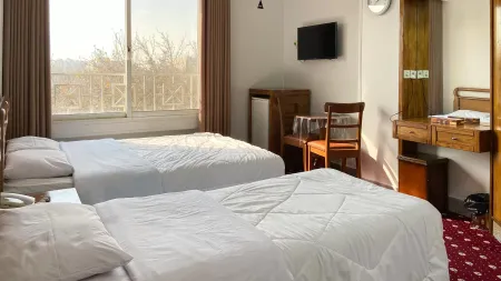 هتل ملل اصفهان - اتاق 3 تخته (1 تخت 2 نفره و 1 تخت 1 نفره)