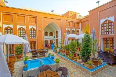 اقامتگاه سنتی میناس اصفهان - نمای محوطه