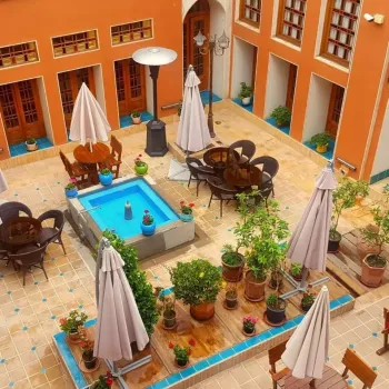 اقامتگاه سنتی میناس اصفهان - نمای محوطه