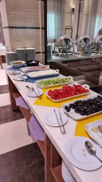 هتل نوین پلاس مشهد - میز سلف سرویس