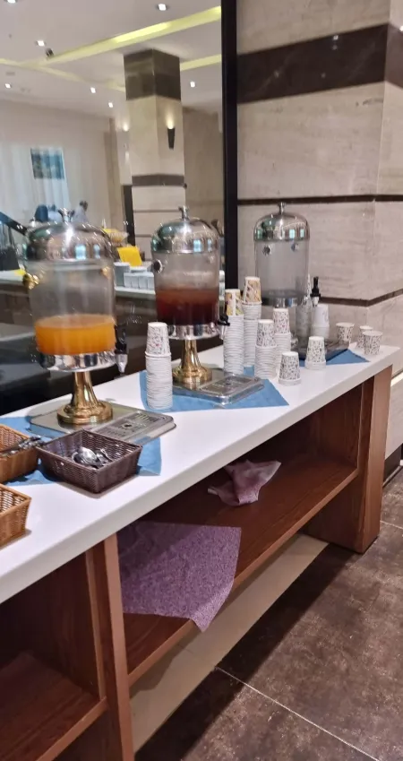 هتل نوین پلاس مشهد - میز سلف