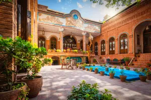 هتل پهلوان رزاز تهران - نمای محوطه