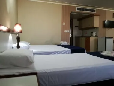 هتل کیان مشهد - اتاق ۳ تخته (۱ تخت ۲ نفره و ۱ تخت ۱ نفره)    