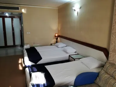 هتل کیان مشهد - اتاق ۳ تخته (۱ تخت ۲ نفره و ۱ تخت ۱ نفره)    