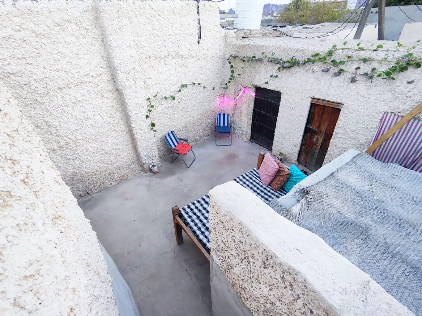 اقامتگاه بومگردی عمارت ما هرمز - نمای محوطه
