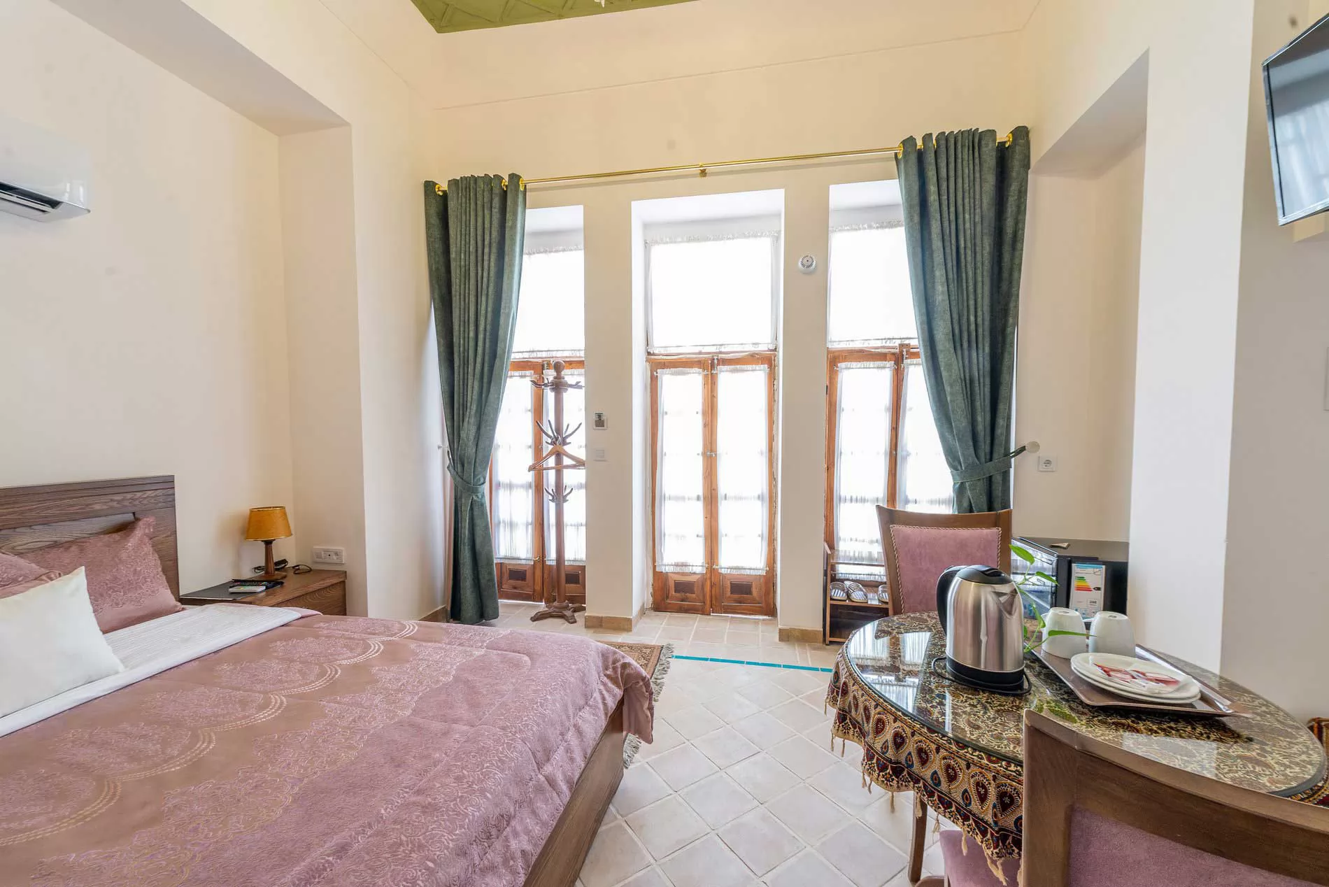 اقامتگاه سنتی هزار و یک شب چهار باغ اصفهان - اتاق 3 تخته (1 تخت 2 نفره و 1 تخت 1 نفره)