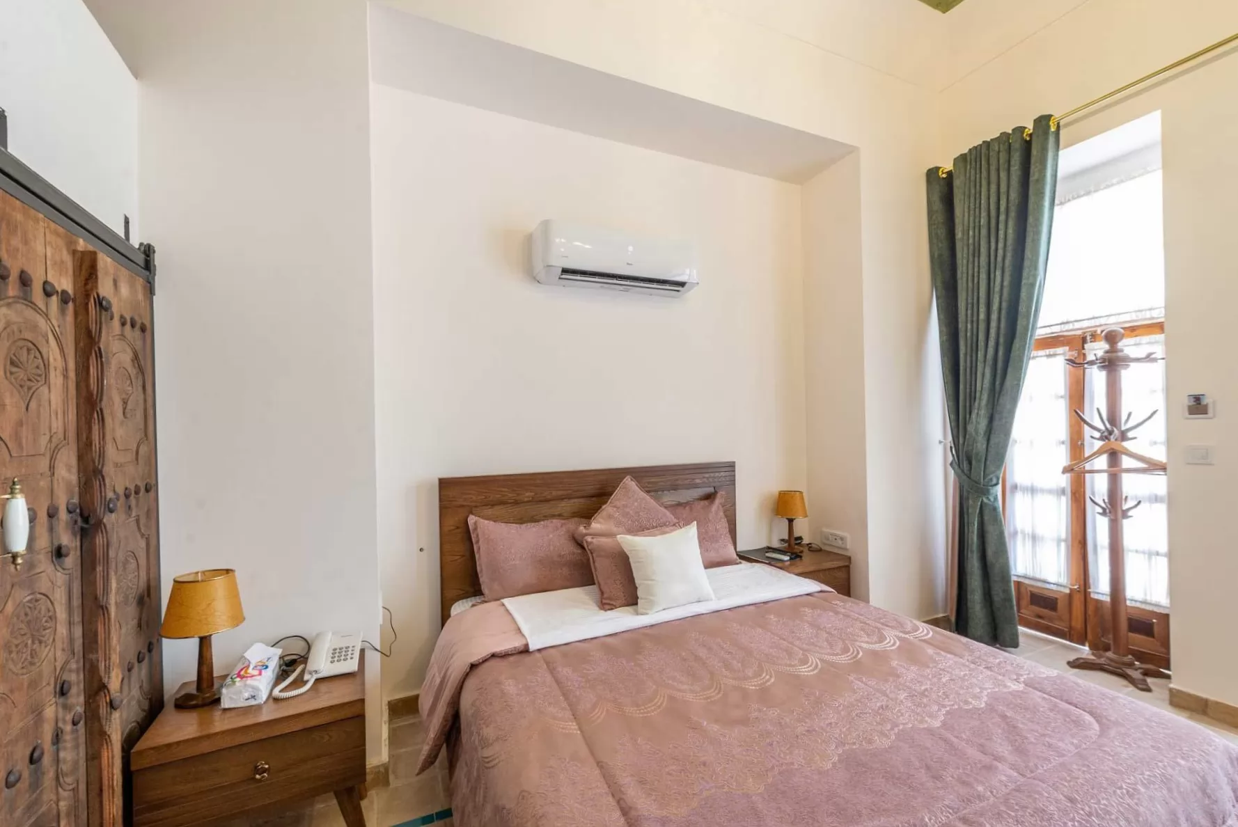 اقامتگاه سنتی هزار و یک شب چهار باغ اصفهان - اتاق 2 تخته (1 تخت 2 نفره)