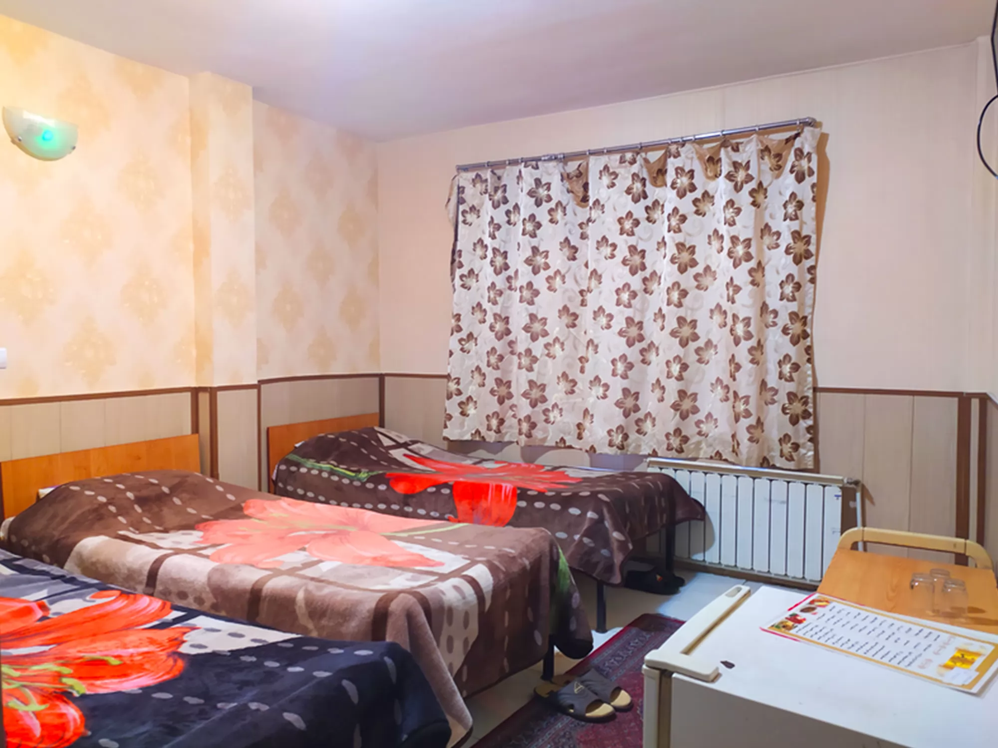 مهمانپذیر رضا تهران - اتاق 3 تخته 