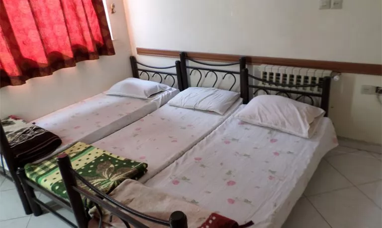 مهمانپذیر نوید مشهد - نمای اتاق ( ۳ تخت سینگل )