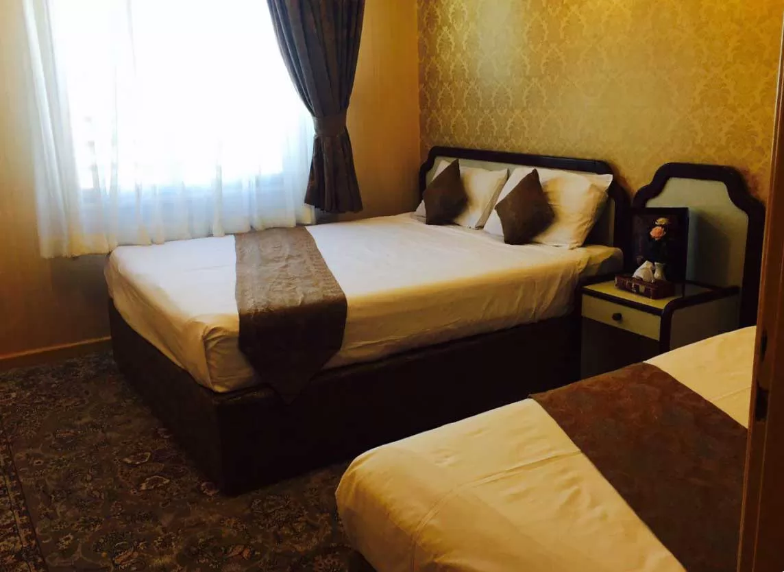 هتل آپارتمان ترنم مشهد - اتاق ۳ تخته (۱ تخت ۲ نفره و ۱ تخت ۱ نفره)