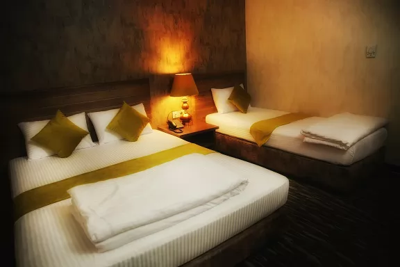 هتل آپارتمان فدک قم - اتاق 3 تخته (1تخت 2نفره 1تخت 1نفره)