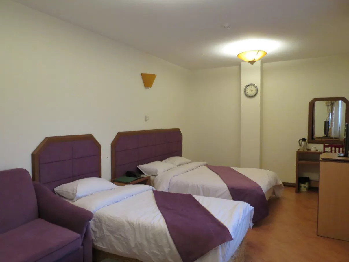 هتل خانه سبز مشهد - اتاق ۳ تخته (۱ تخت ۲ نفره و ۱ تخت ۱ نفره)    