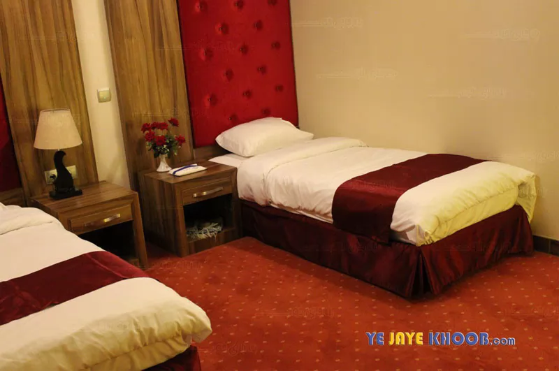 هتل خورشید تابان مشهد - اتاق ۲ تخته (۲ تخت ۱ نفره)