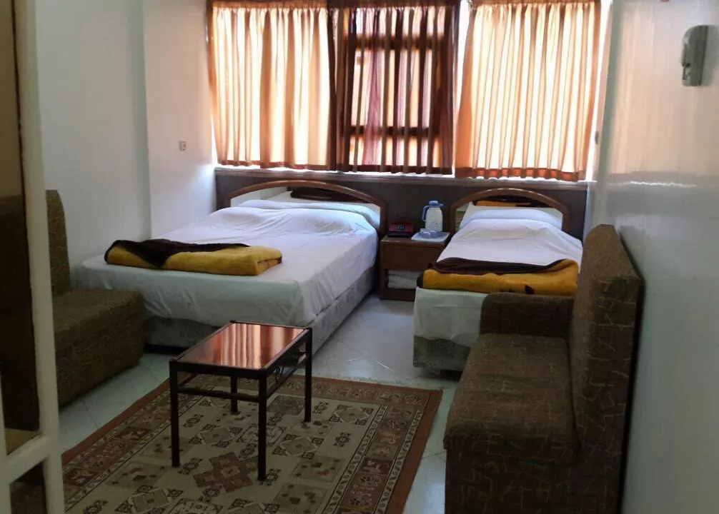 هتل رضا مشهد - اتاق ۳ تخته (۱ تخت ۲ نفره و ۱ تخت ۱ نفره)    