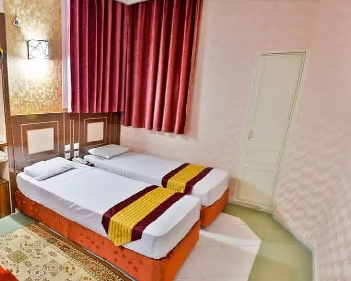 هتل رضا مشهد - اتاق ۲ تخته (۲ تخت ۱ نفره)