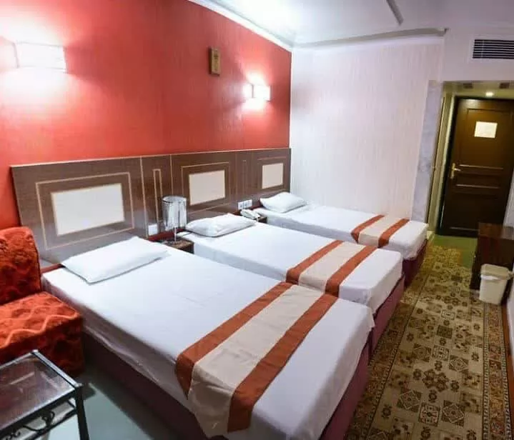 هتل رضا مشهد - اتاق 3 تخته
