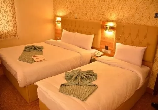 هتل سیمرغ مشهد - اتاق ۳ تخته (۱ تخت ۲ نفره و ۱ تخت ۱ نفره)    