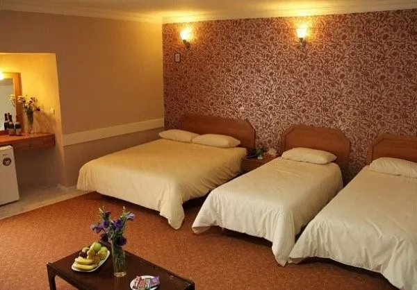 هتل صدر مشهد - اتاق 4 تخته (1 تخت 2 نفره و 2 تخت 1 نفره)